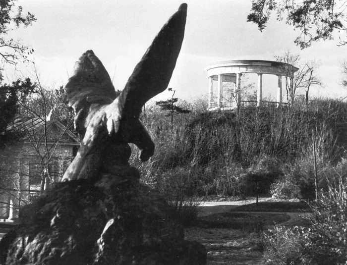 Скульптура «Орел, терзающий змею»
